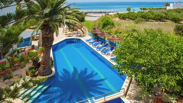 2 piscines extérieures, parasols de plage, chaises longues