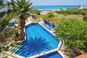 2 piscines extérieures, parasols de plage, chaises longues