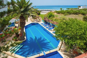 2 piscinas al aire libre, sombrillas, sillones reclinables de piscina