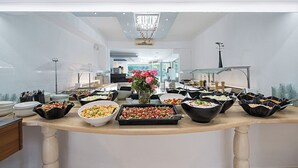 Ein reichhaltiges Buffet mit verschiedenen Speisen und einer Blumenvase.
