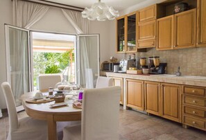 Free daily continental breakfast