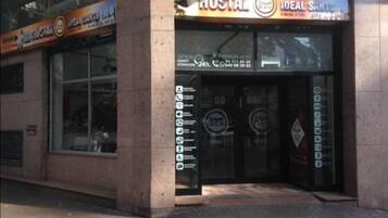 Un edificio con un cartel que indica 'HOSTAL' e 'IDEAL SANTOS'.