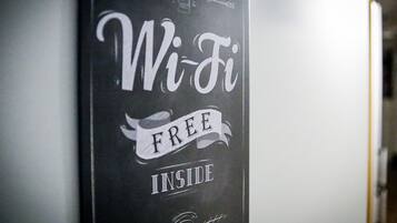 Señal que indica Wi-Fi gratuito en el interior.