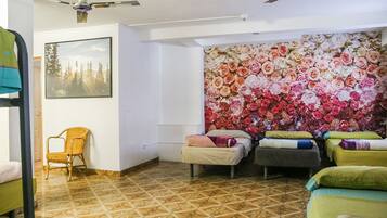Habitación cuádruple familiar, baño privado | Cortinas blackout, wifi gratis y ropa de cama