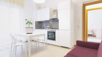 Apartment, 1 Schlafzimmer, Balkon (4 Adults) | Eigene Küche | Kühlschrank, Mikrowelle, Ofen, Herdplatte