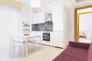 Apartamento, 1 quarto, sacada (4 Adults) | Cozinha privada | Geladeira, micro-ondas, fogão, cooktop