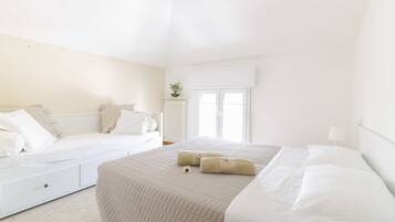 Appartamento, 2 camere da letto (5 Adults) | Una cassaforte in camera, una scrivania