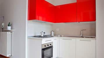 Apartment, 1 Schlafzimmer, Balkon (4 Adults) | Eigene Küche | Kühlschrank, Mikrowelle, Ofen, Herdplatte