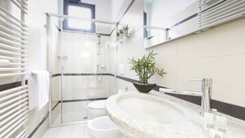 Apartment, 1 Schlafzimmer, Balkon (4 Adults) | Badezimmer | Dusche, Regendusche, kostenlose Toilettenartikel, Haartrockner