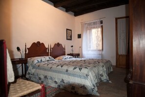 트래디셔널 아파트, 침실 3개, 정원 전망, 1층 | 3 개의 침실, 책상, 다리미/다리미판, 침대 시트