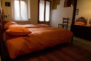 3 bedrooms, desk, iron/ironing board, bed sheets - Palazzo Contino (Bagnoregio)
