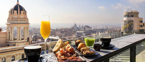 Desayuno buffet diario (EUR 20 por persona)
