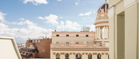 Un edificio de arquitectura clásica, con columnas y una cúpula, visto desde un balcón.