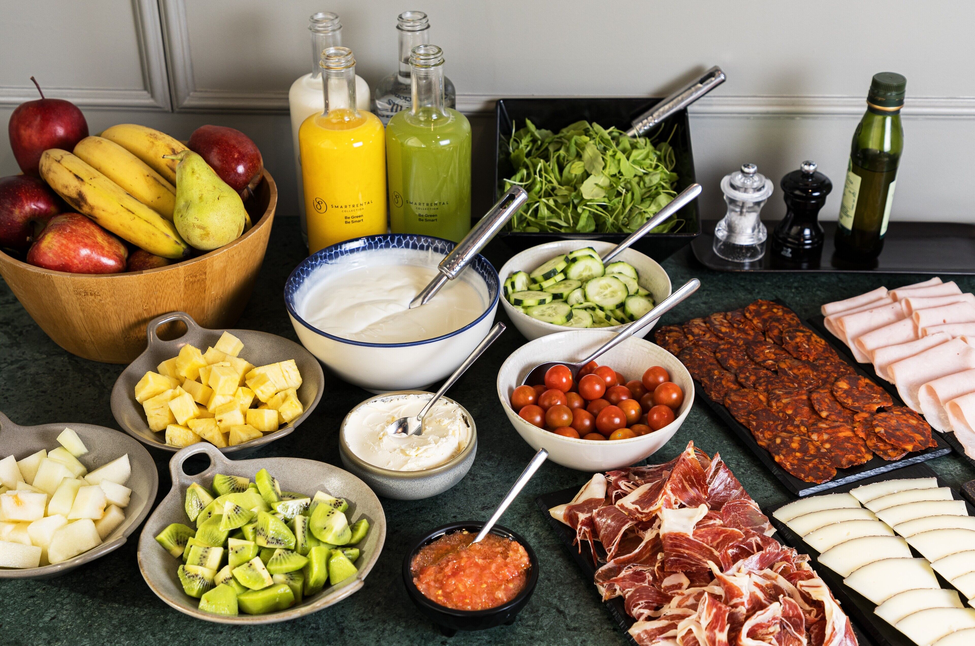 Une variété d’aliments, notamment des fruits, des légumes et de la viande, disposés sur un plan de travail de cuisine.