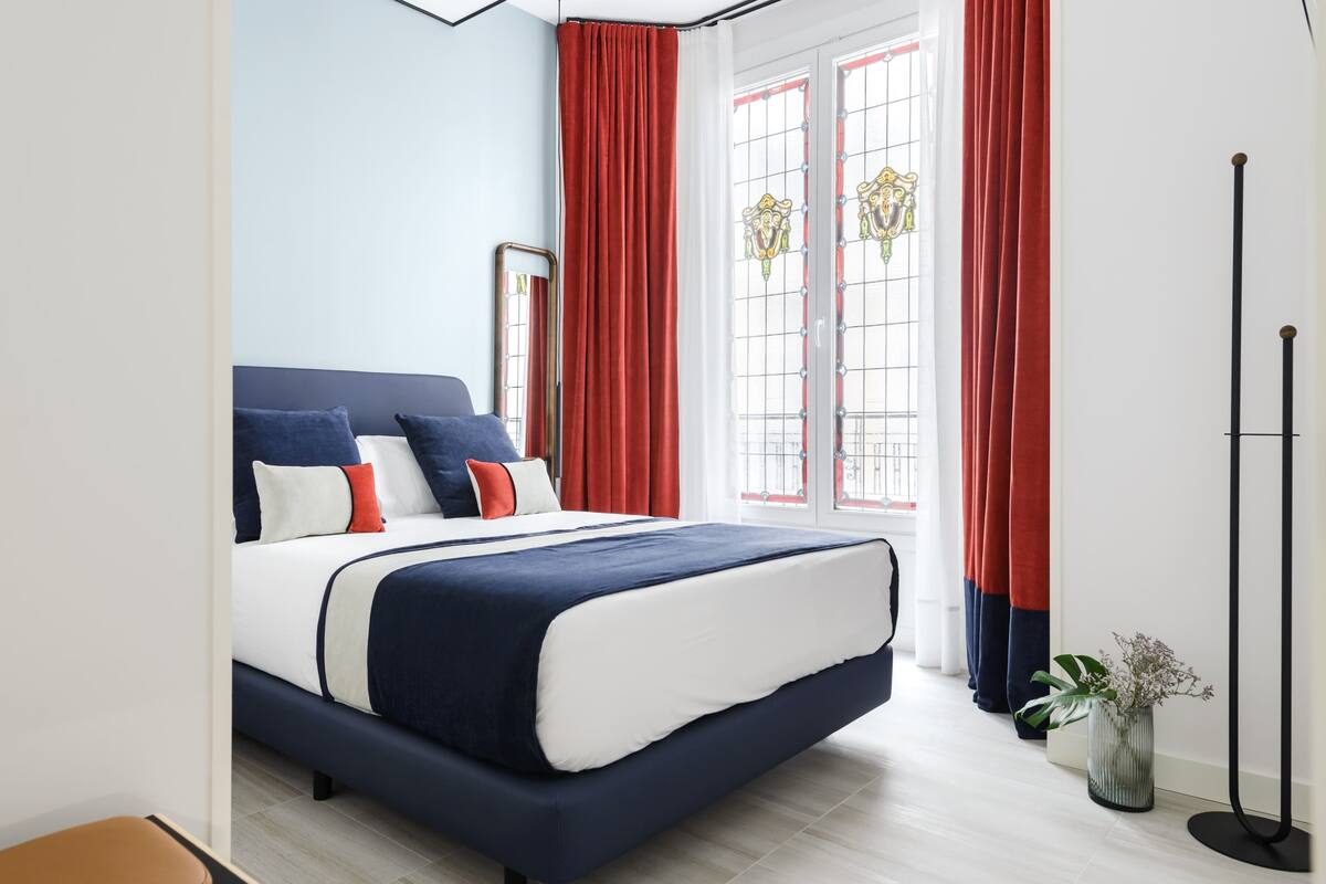 Premium bedding, in-room safe, desk, blackout drapes