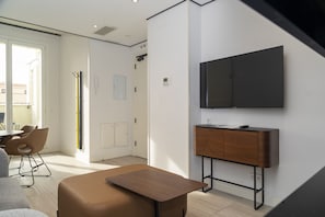 Apartment, 2 Schlafzimmer, Terrasse (1 person) | Wohnzimmer | Flachbildfernseher