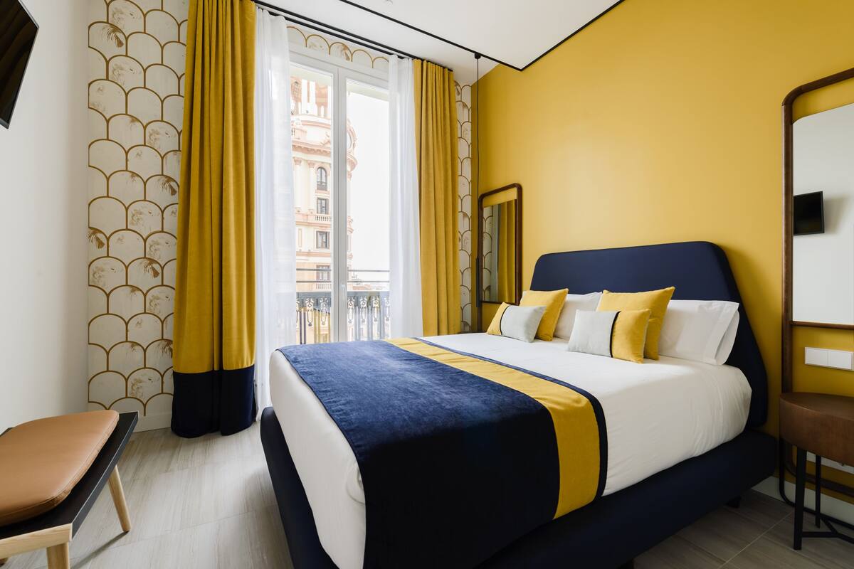 Premium bedding, in-room safe, desk, blackout drapes