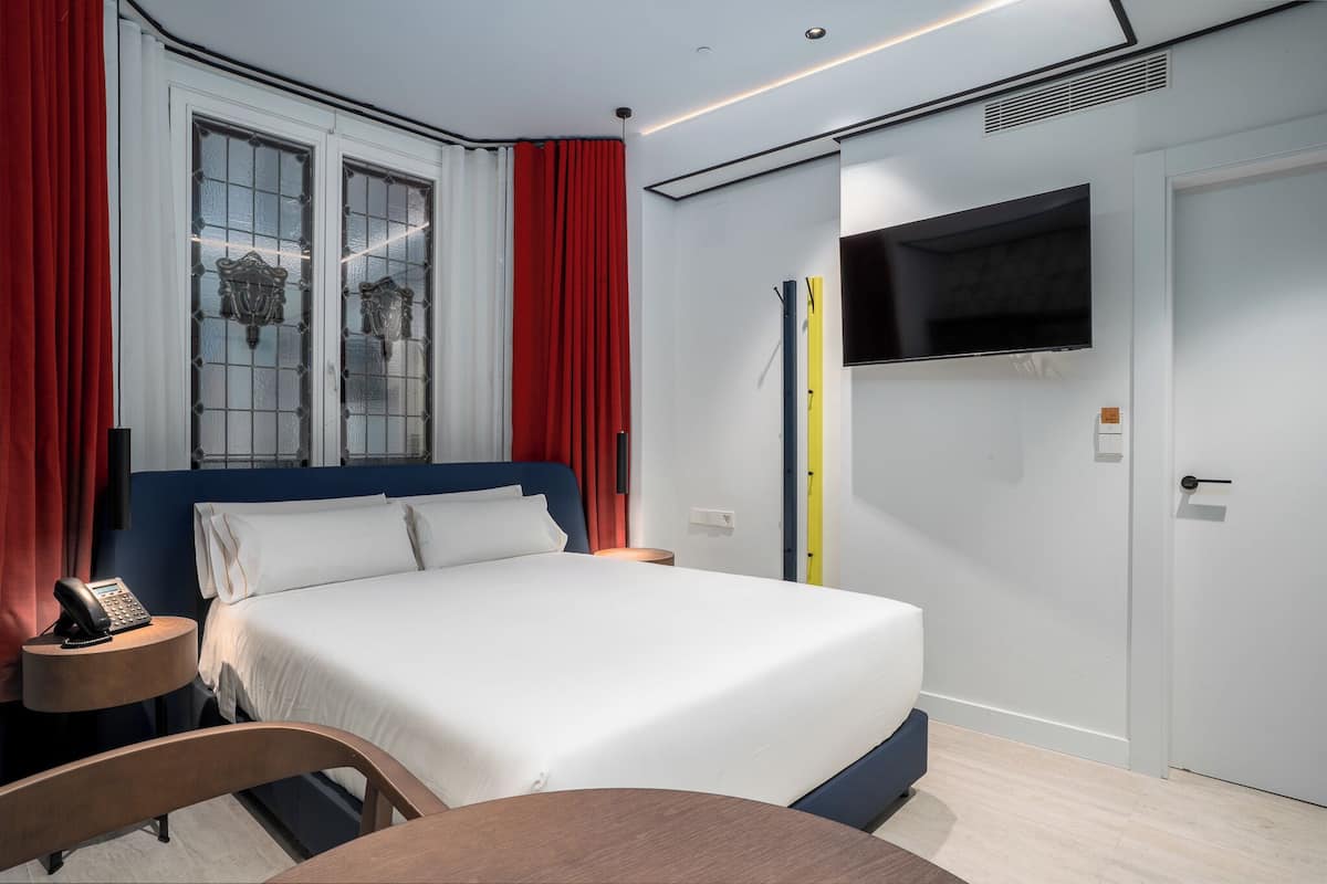 Premium bedding, in-room safe, desk, blackout drapes
