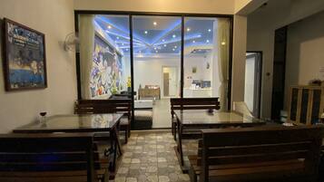 Voorkant accommodatie - avond/nacht