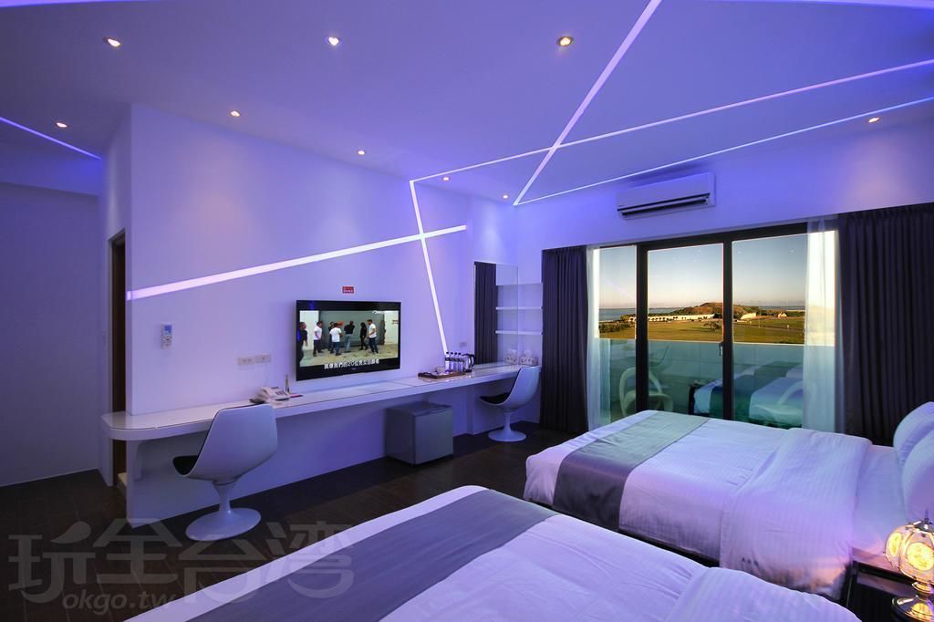 쿼드룸 | 고급 침구, 각각 다른 스타일의 인테리어, 각각 다르게 가구 비치, 책상