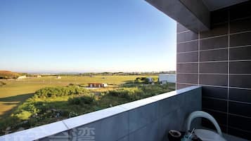 Vierpersoonskamer | Luxe beddengoed, individueel gedecoreerd, individueel gemeubileerd