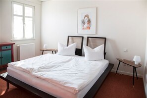 コンフォート ダブルルーム | デスク、ノートパソコン用作業スペース、WiFi (無料)、ベッドシーツ