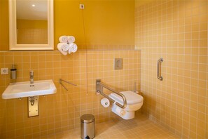 Twin Room | Bathroom