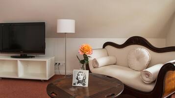 Comfort-Doppelzimmer | Wohnbereich | 32-Zoll-Flachbildfernseher mit Satellitenempfang, Fernseher