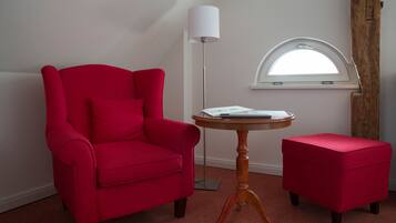 Doppelzimmer | Wohnbereich | 32-Zoll-Flachbildfernseher mit Satellitenempfang, Fernseher