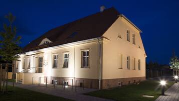 Fassade der Unterkunft – Abend/Nacht