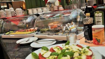 Tägliches Frühstücksbuffet (12 EUR pro Person)