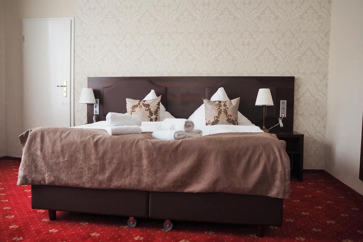 soundproofing, free wifi, bed sheets