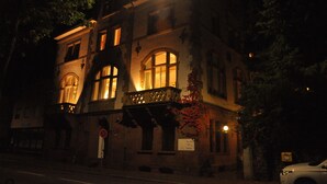 A historic building with large windows and a balcony, illuminated by a street lamp at night. - Gala Hotel (Pforzheim)