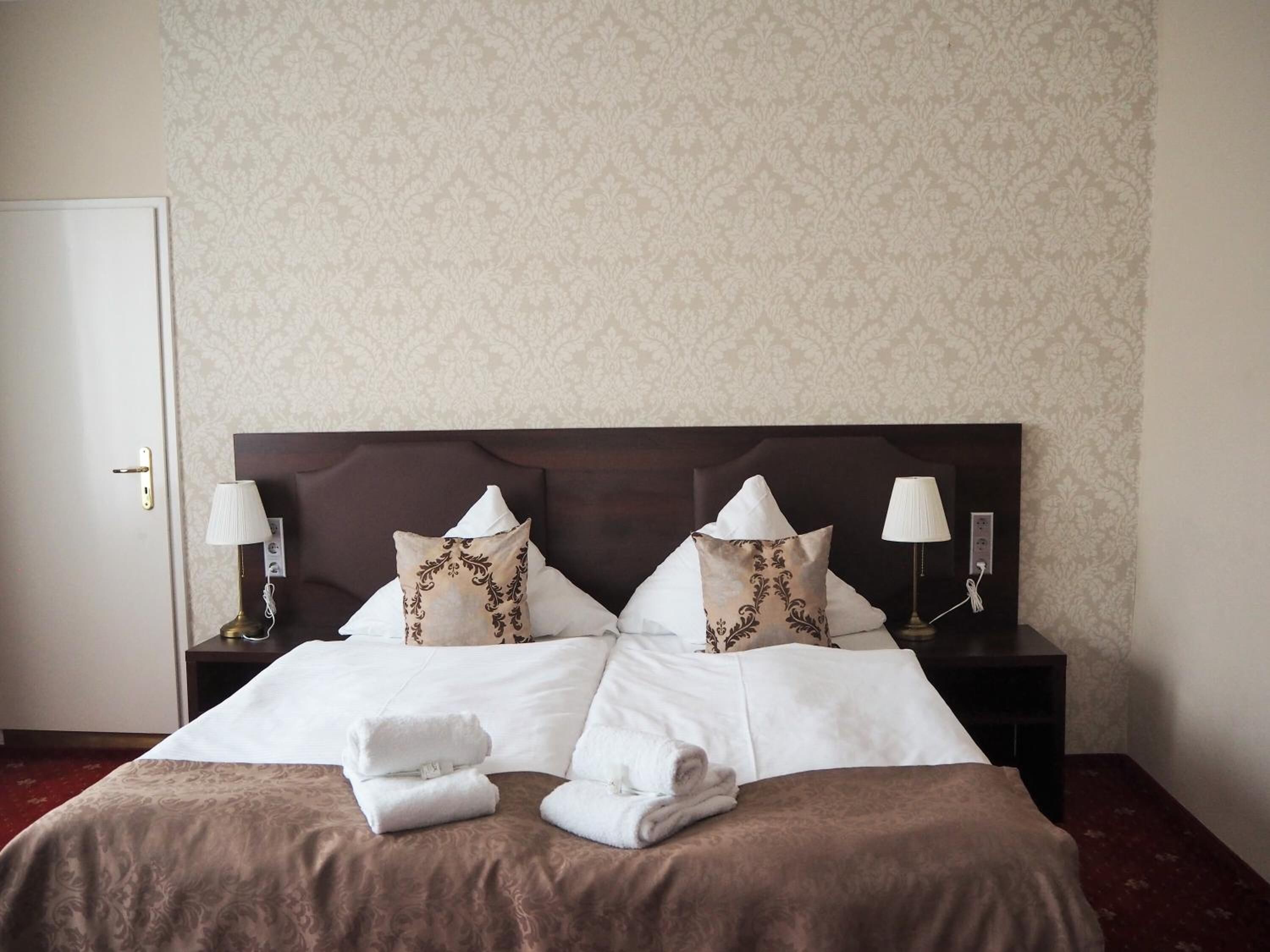 soundproofing, free wifi, bed sheets