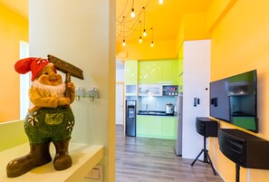 Fridge, coffee/tea maker, electric kettle, cookware/dishes/utensils - Han Tian Slide (Wujie)