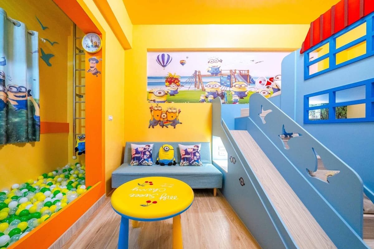 1 habitación, decoración personalizada, muebles diferentes y escritorio