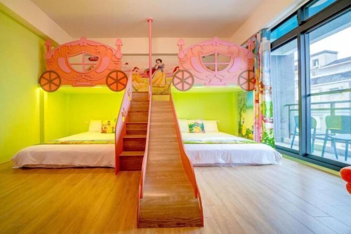 1 habitación, decoración personalizada, muebles diferentes y escritorio