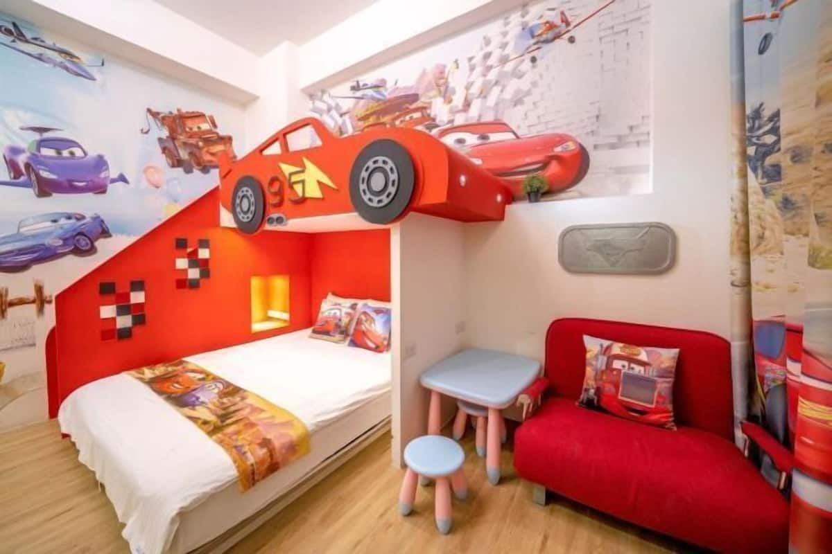 1 habitación, decoración personalizada, muebles diferentes y escritorio
