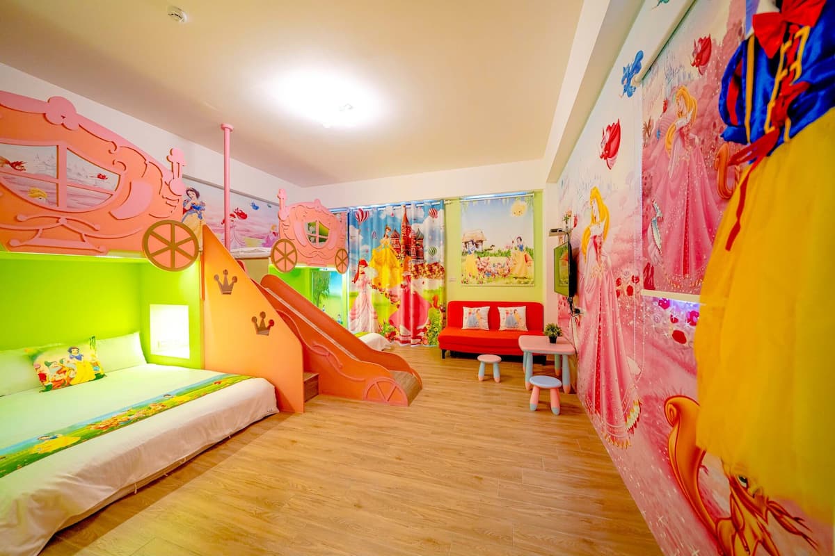 1 habitación, decoración personalizada, muebles diferentes y escritorio