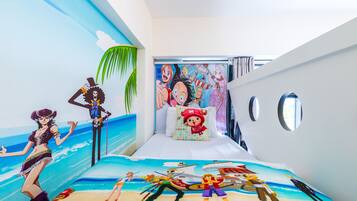 Un dormitorio con cama que presenta un mural con motivos náuticos, una ventana grande y un diseño moderno.
