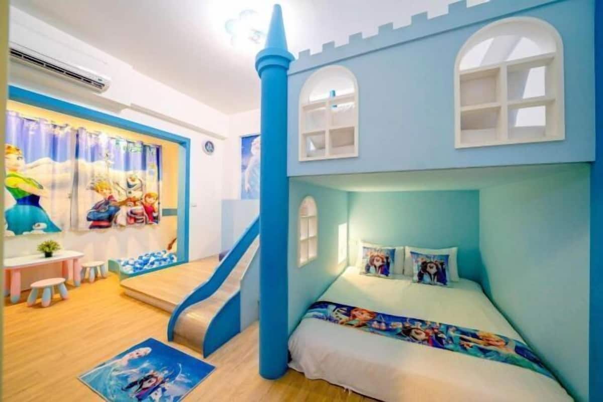 1 habitación, decoración personalizada, muebles diferentes y escritorio