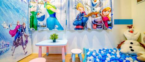 Romantic Quadruple Room | Individually decorated, individually furnished, desk, soundproofing