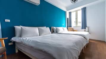 Quarto quádruplo, sacada | Wi-Fi de cortesia, roupa de cama