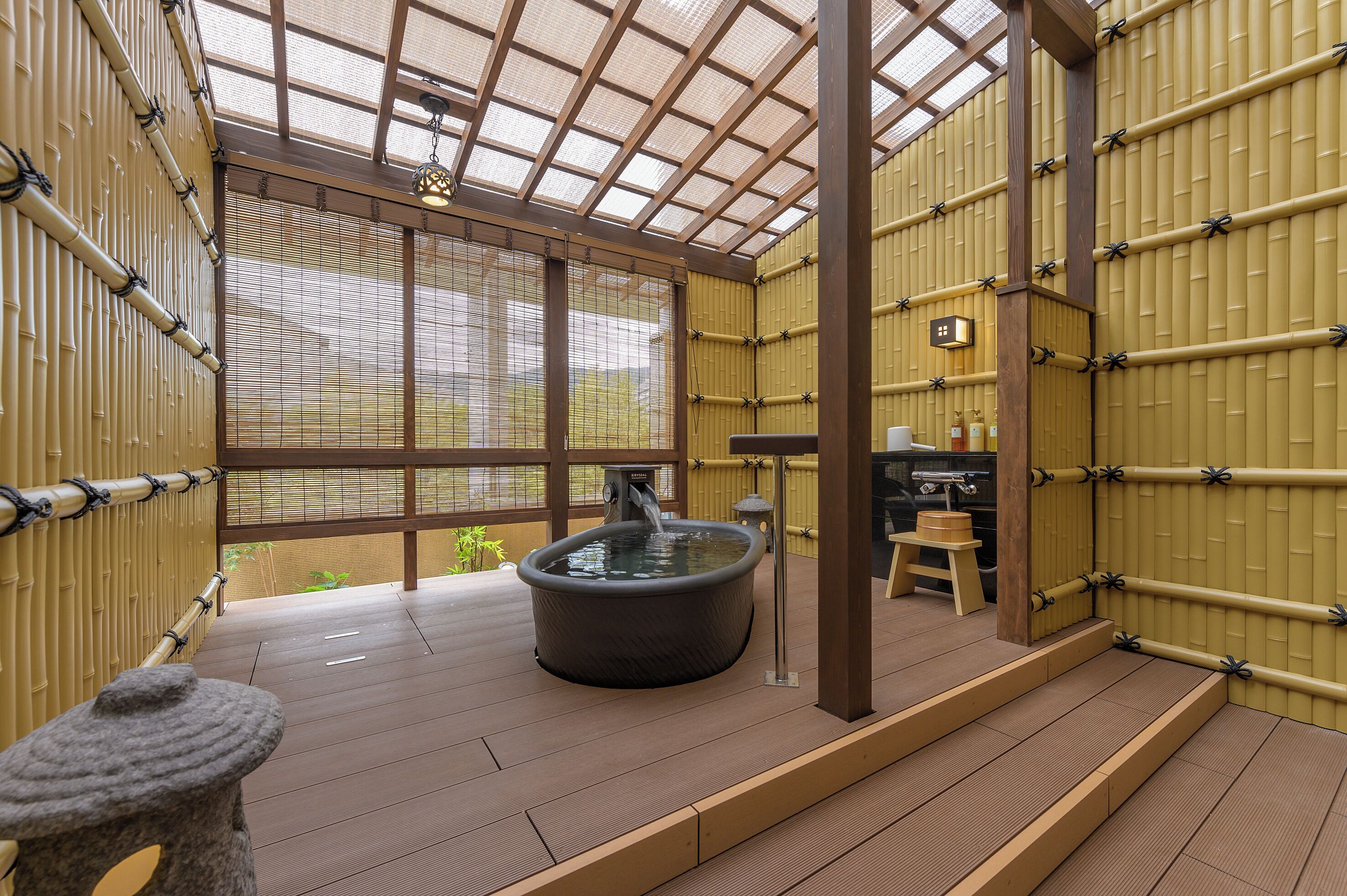 Kamer | Een kluis op de kamer, een bureau, verduisterende gordijnen