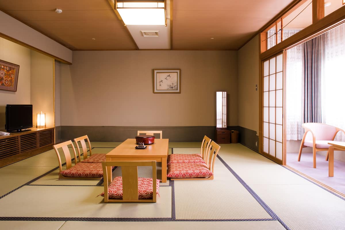 Camera Tradizionale (Japanese Style, Superior) | Una cassaforte in camera, una scrivania, tende oscuranti