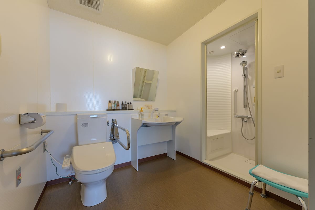Camera con 2 letti singoli, accessibile ai disabili (Western Style) | Bagno | Asciugacapelli, pantofole, bidet, asciugamani