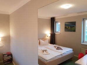 Tvåbäddsrum | Skrivbord, mörkläggningsgardiner, gratis wi-fi och sängkläder