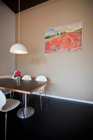 Daily continental breakfast (EUR 16 per person)