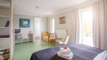 Escritorio, cortinas blackout, wifi gratis y ropa de cama