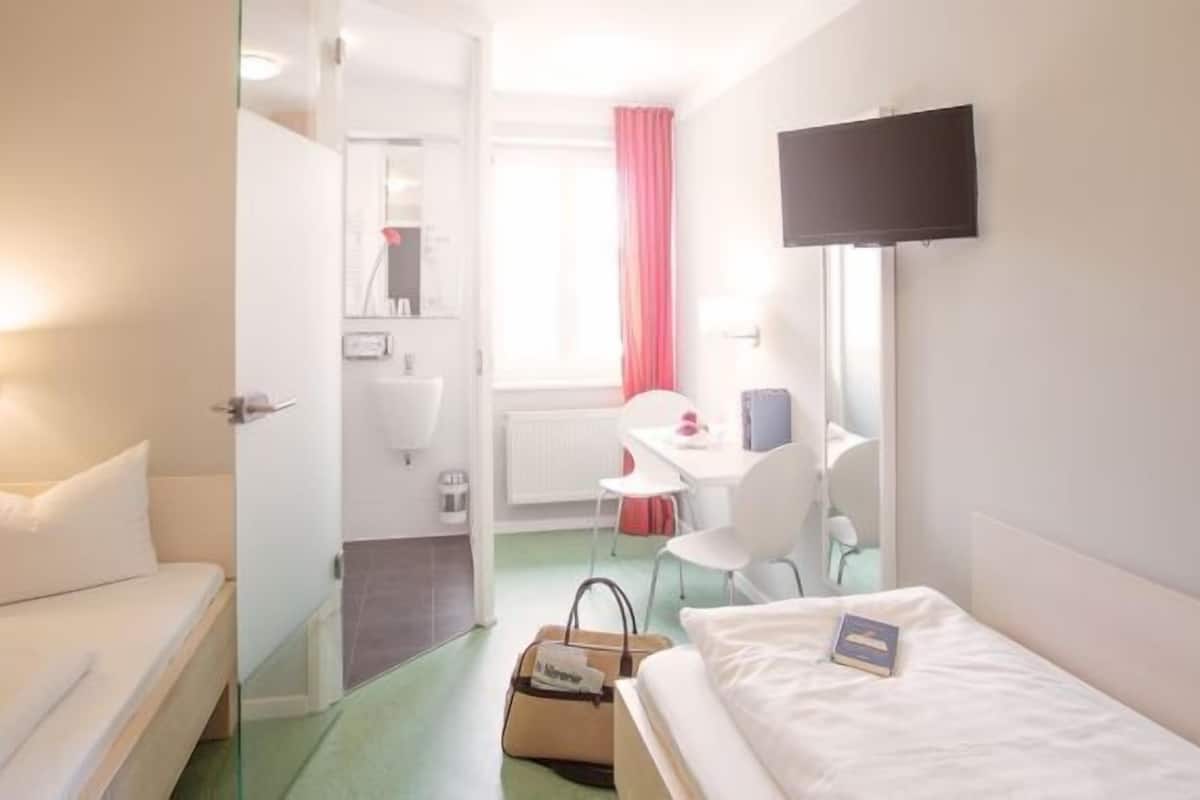 Habitación con 2 camas individuales | Escritorio, cortinas blackout, wifi gratis y ropa de cama